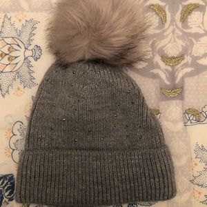Women’s Hat w/ Pom Pom Grey Studded